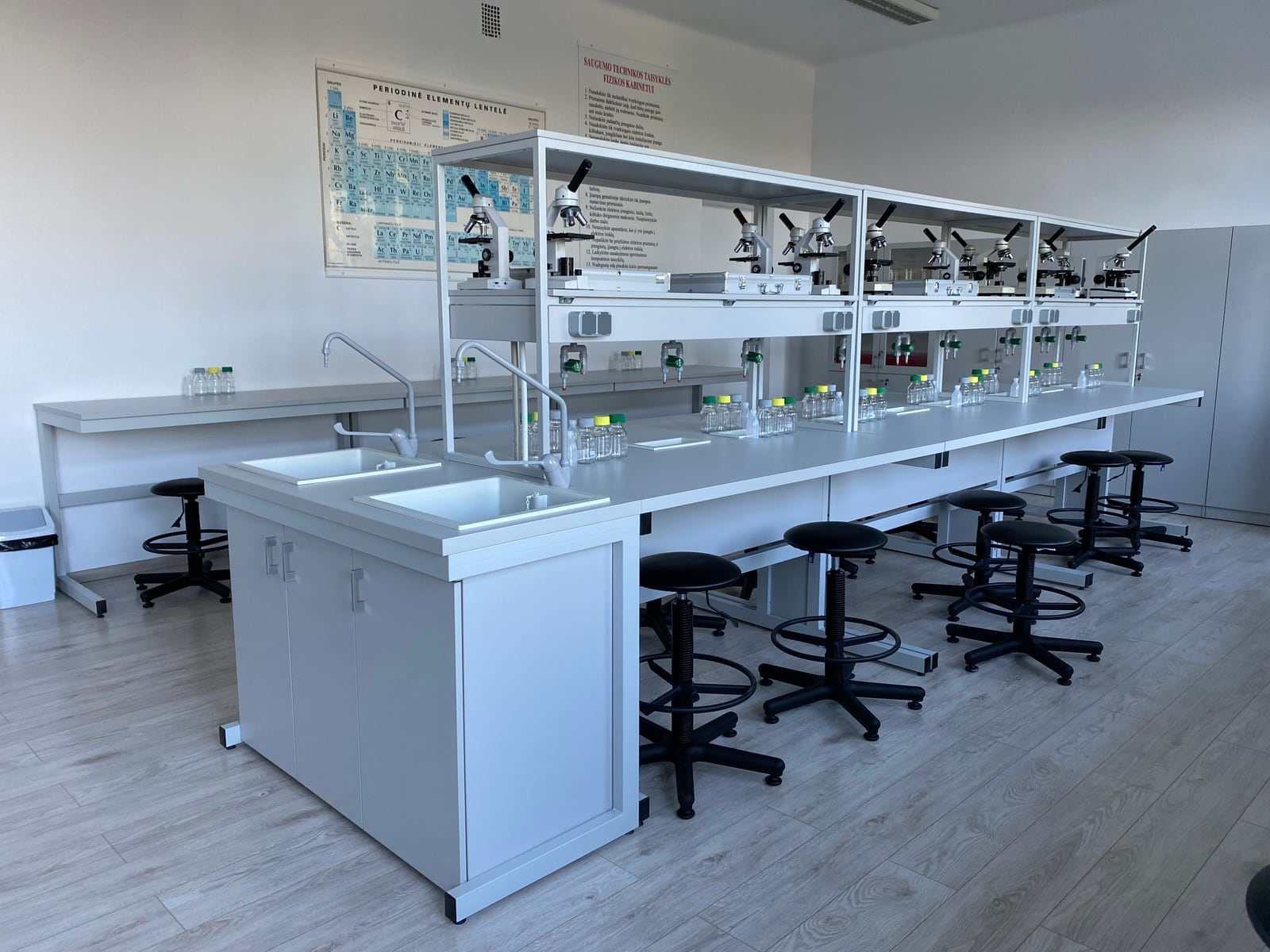 Centrinis laboratorinis darbastalis su antstatu