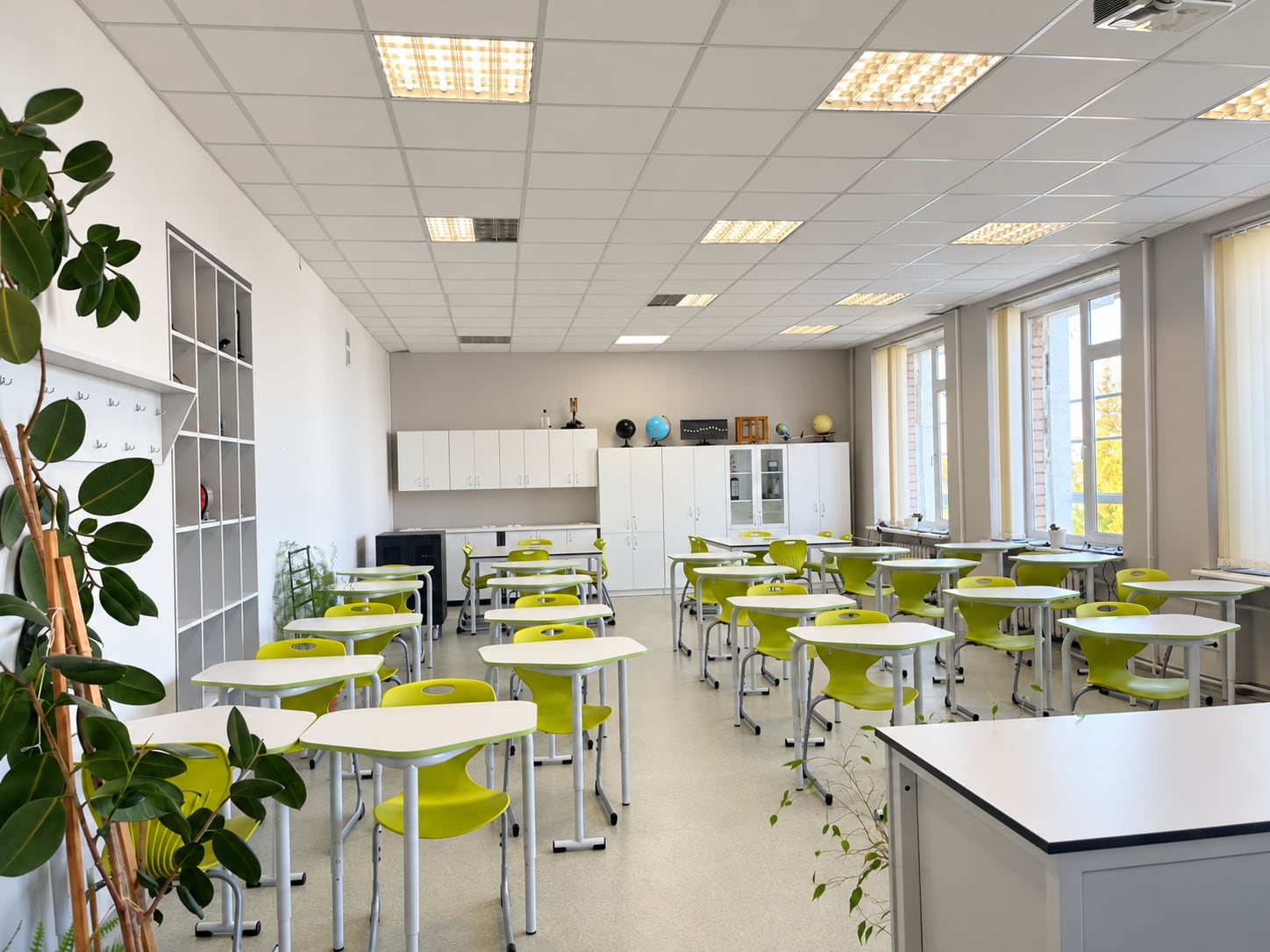 Vienviečiai stalai ir klasės laikymo baldai