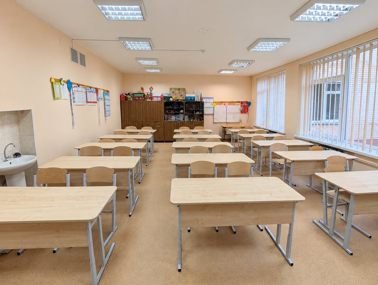 Dviviečiai mokinių stalai klasėje