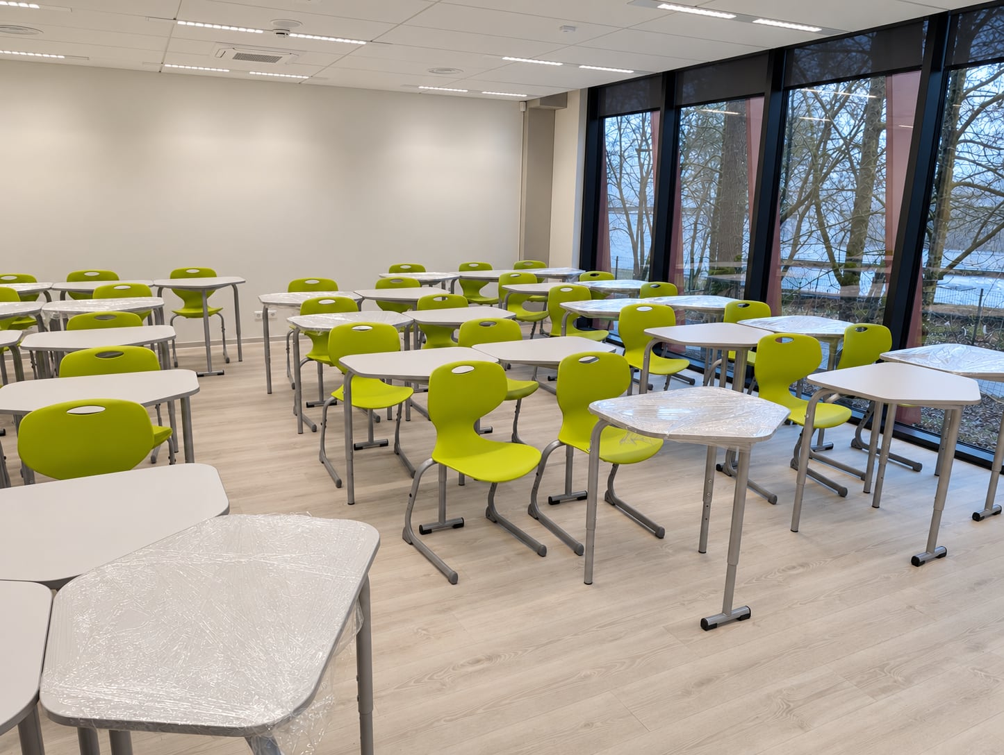 Modulinių stalų junginiai ir žalios kėdės
