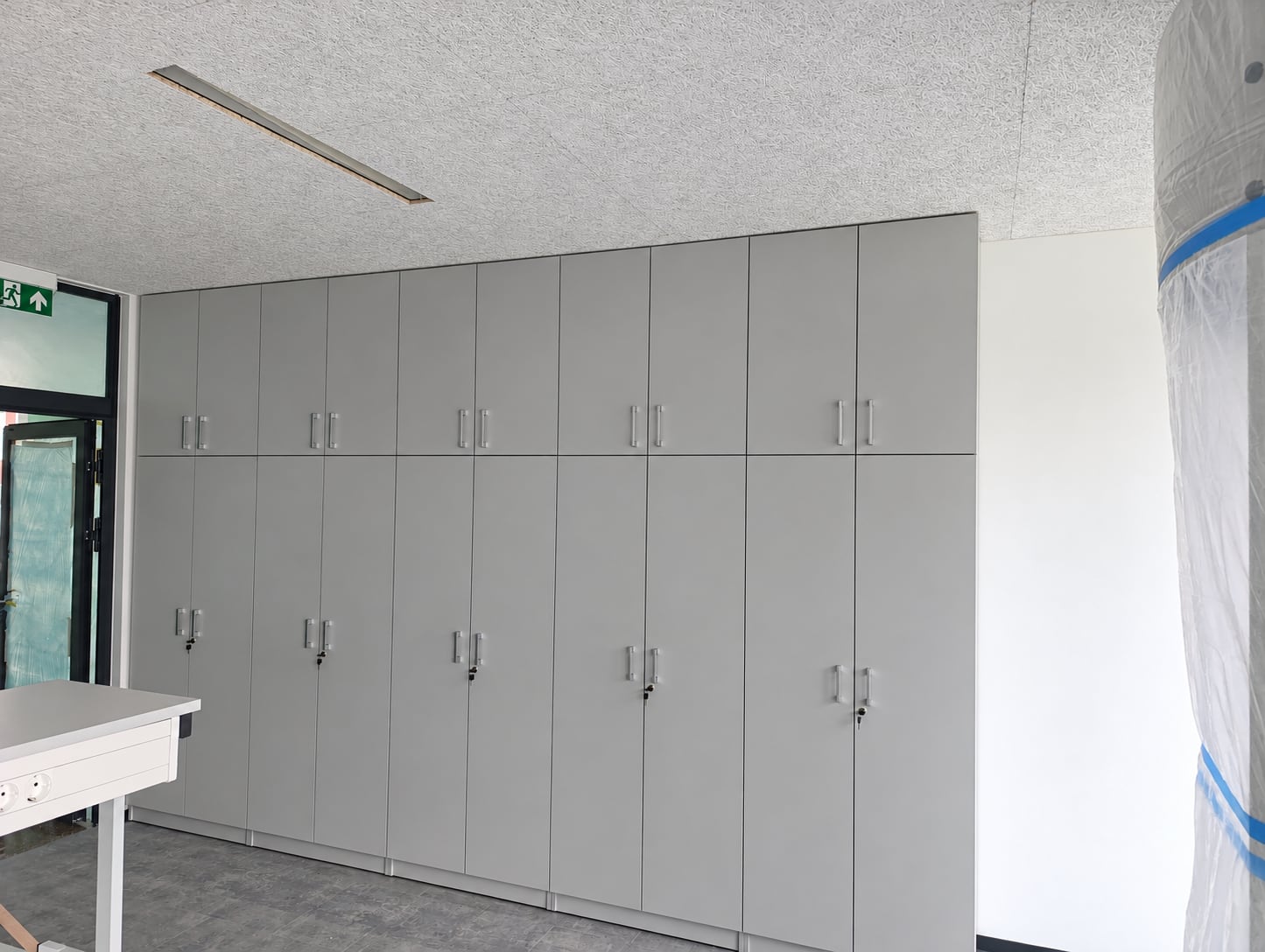 Aukštos spintos mokymo priemonėms laboratorijos įrengimo metu.