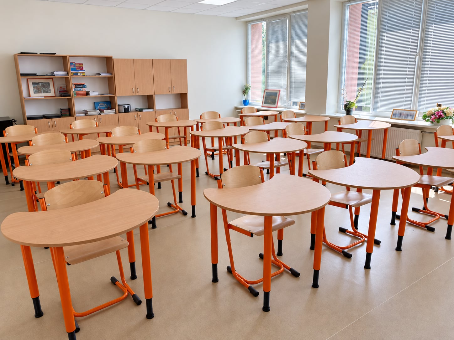 Vienviečių stalų ir kėdžių komplektai klasėje