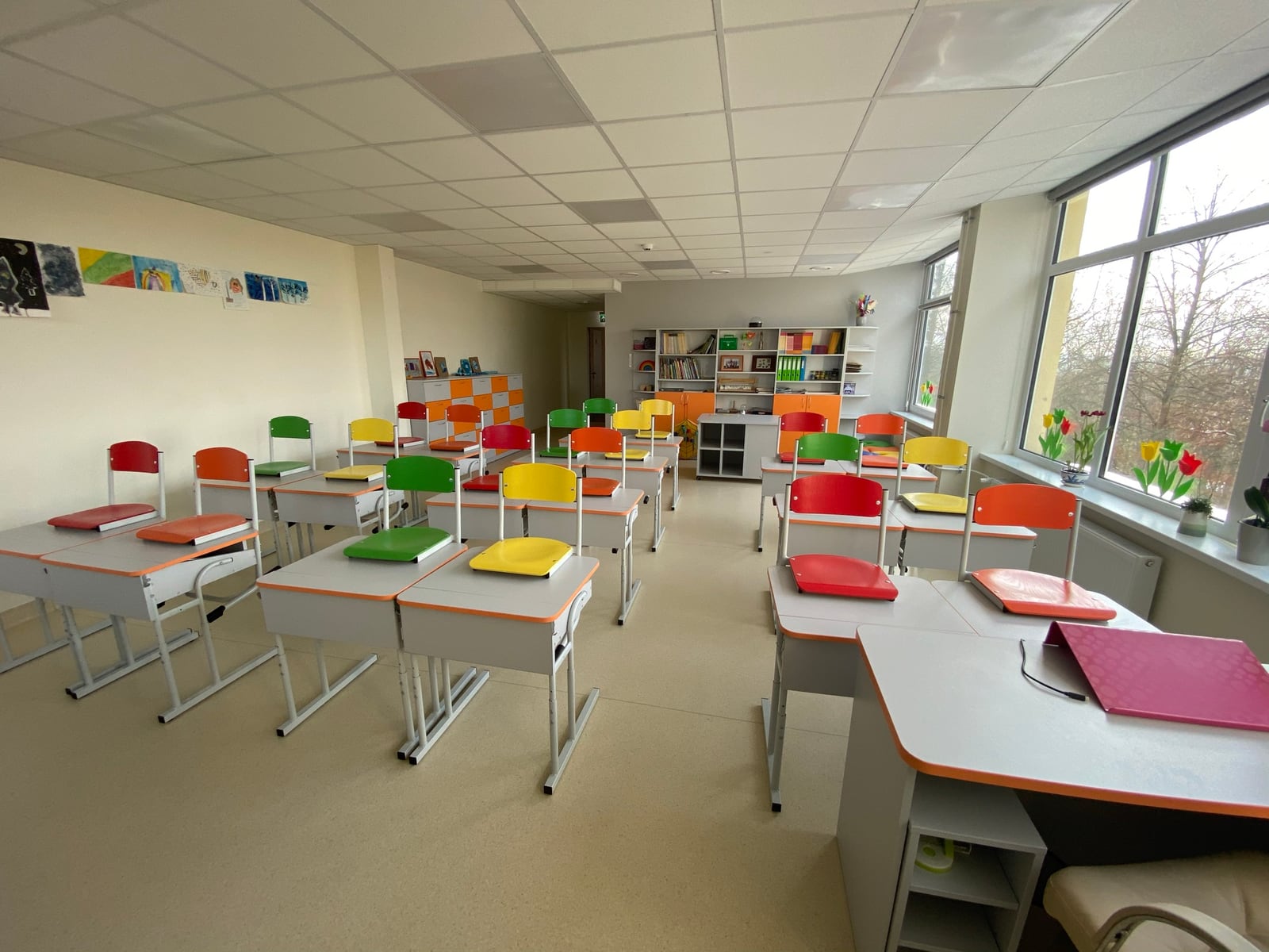 Pradinės klasės stalai, kėdės ir laikymo spintelės