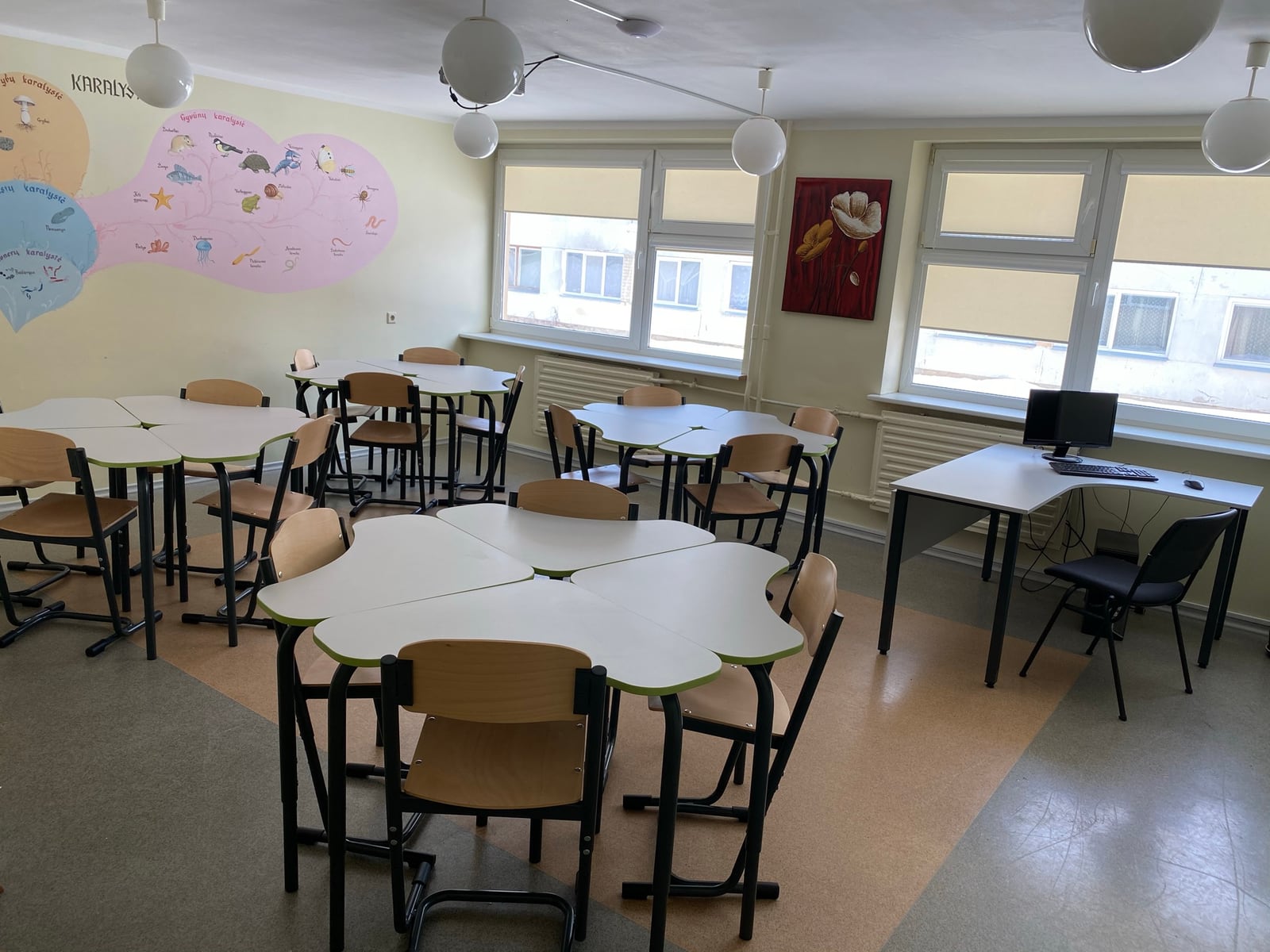 Modulinių mokinių stalų grupės ir mokytojo darbo vieta