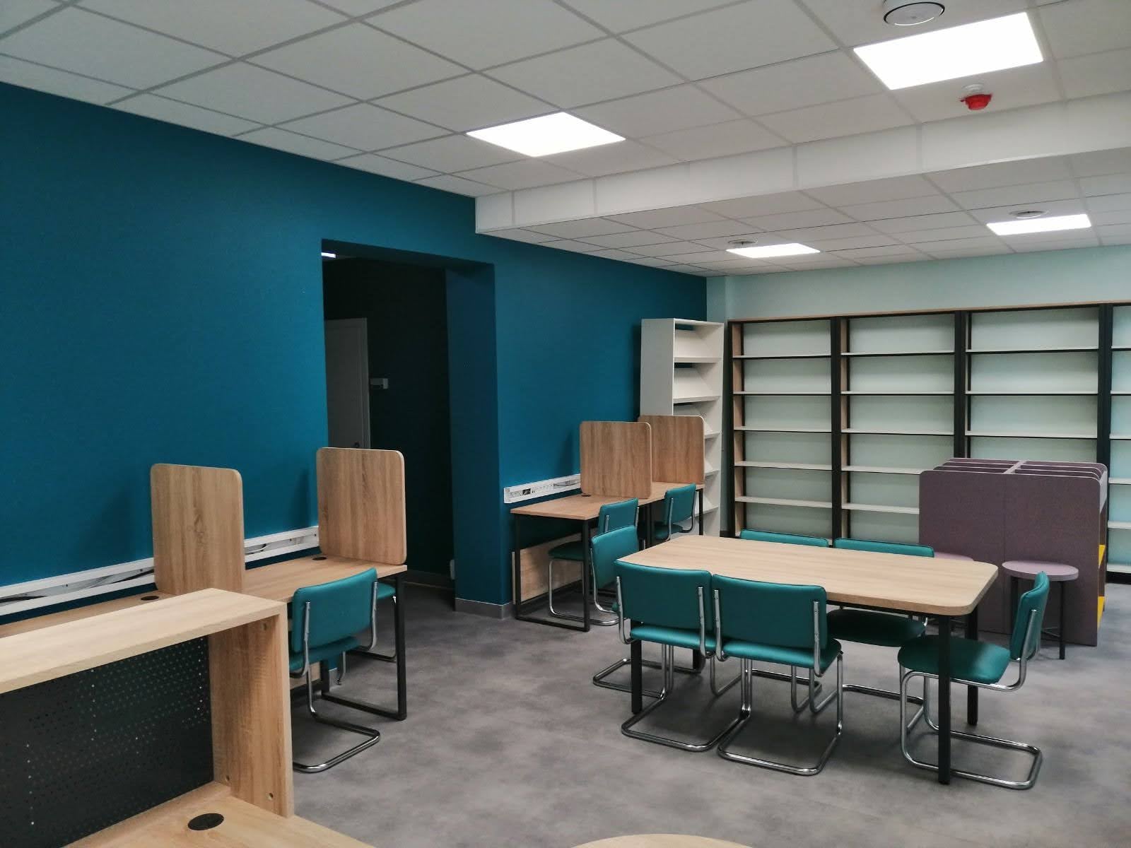 Bibliotekos skaitymo stalai ir individualios darbo vietos