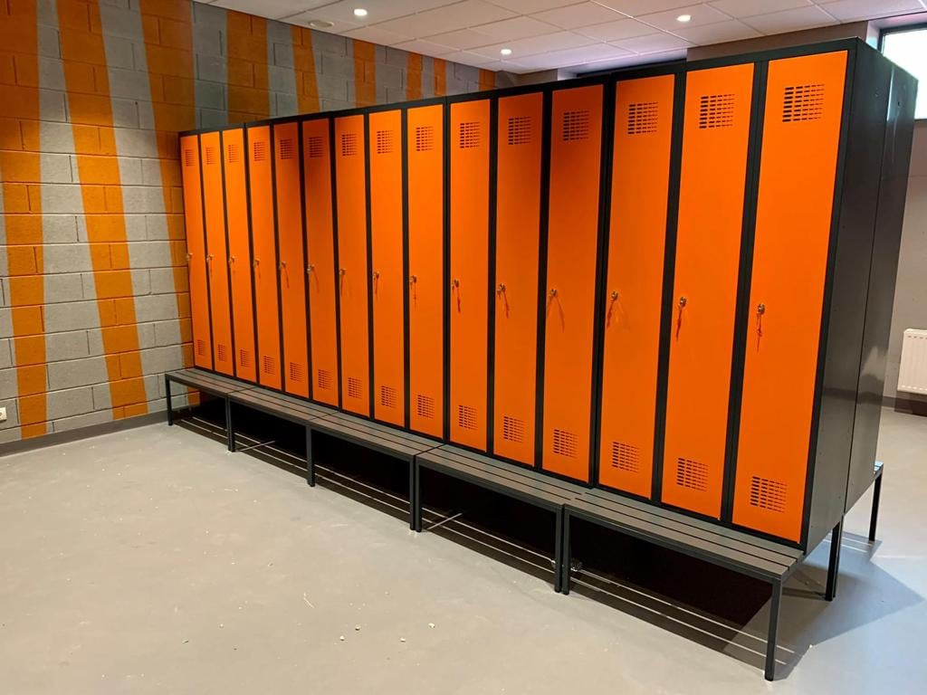 Oranžinės metalinės spintelės su suoliuku
