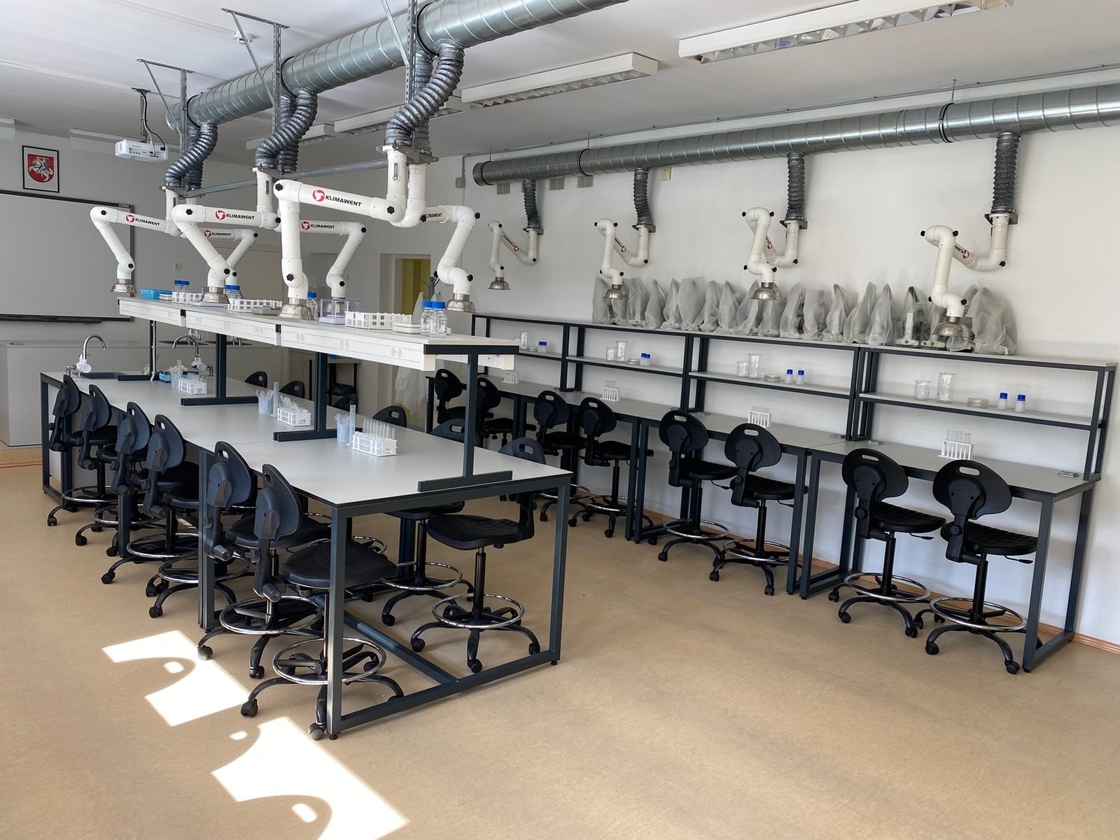 Centrinė laboratorijos sala ir darbo vietos palei sieną