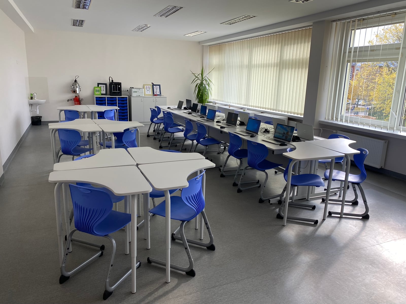 Kompiuterinės darbo vietos ir moduliniai mokinių stalai
